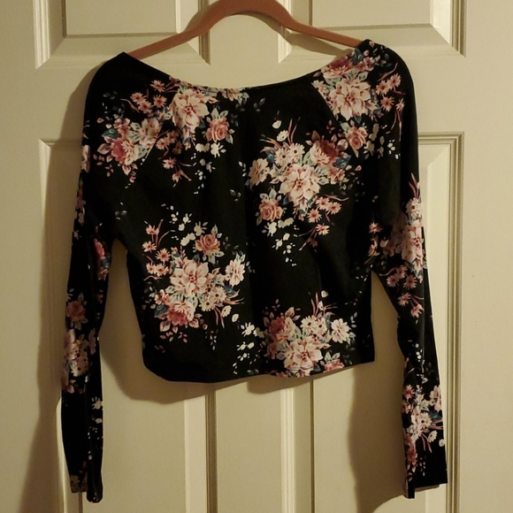 🌺2/$25🌺 Black Floral Crop Top Zipper Accents - Picture 2 of 7